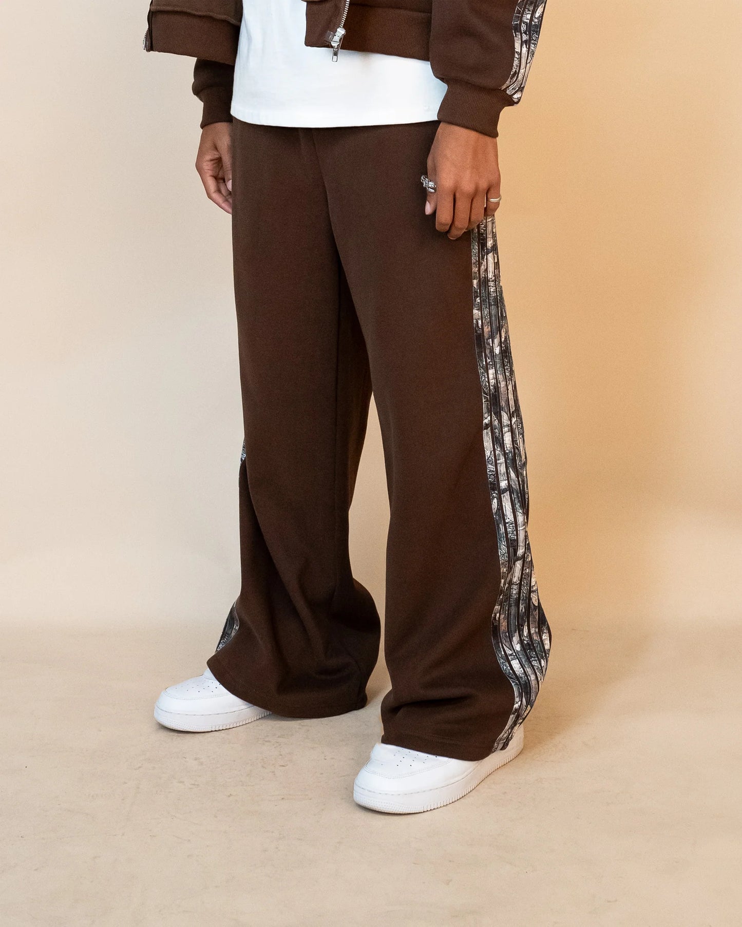 CAMO STRIPED BAGGY SWEATS - BROWN