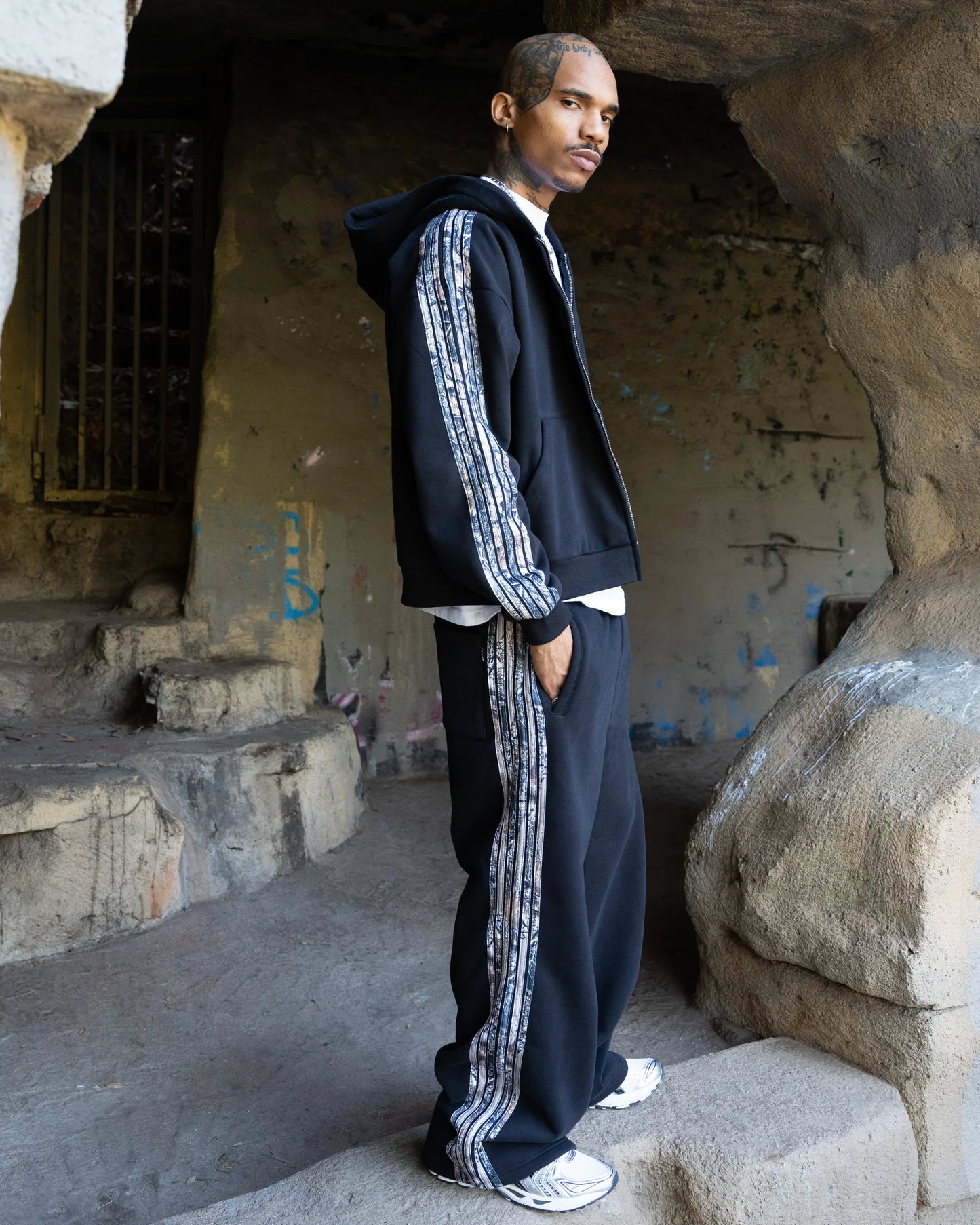 CAMO STRIPED BAGGY SWEATS - BLACK